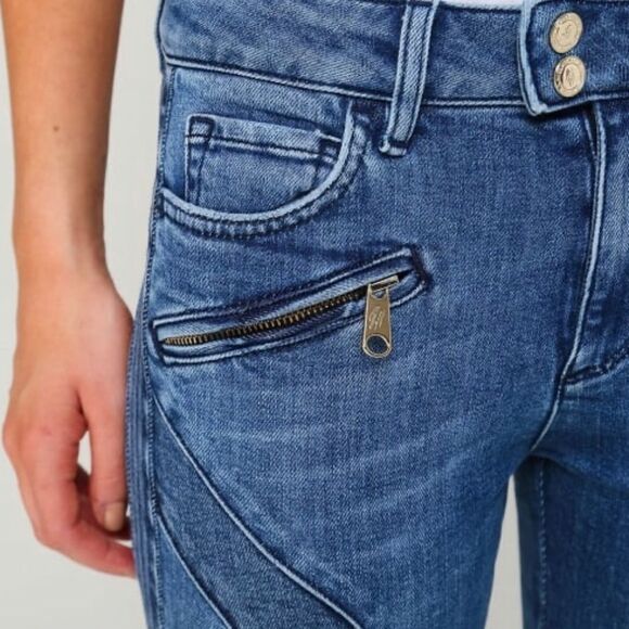 G HADID FOR TH ‘VENICE’ NWOT Distressed Capri JEANS. LIMITED RELEASE!! SIZE 26 - Picture 7 of 13